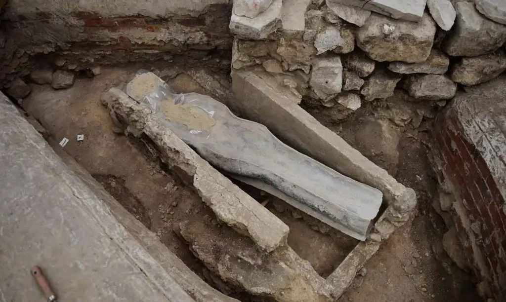 Sarcófago de plomo de 700 años debajo de la catedral de Notre Dame