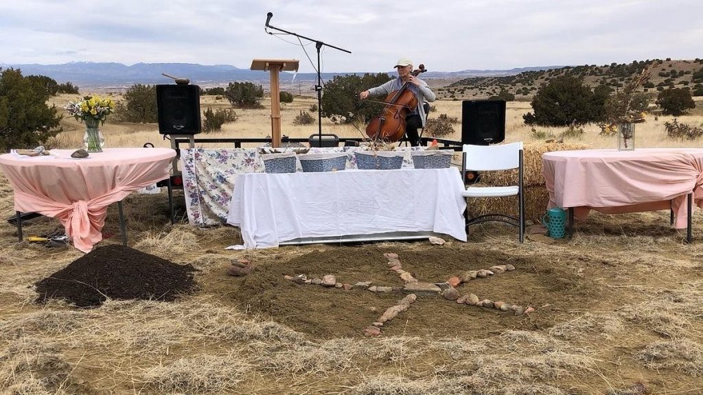 Ceremonia del compostaje de restos humanos en Colorado.