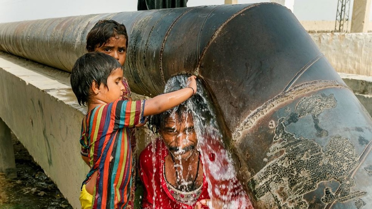 n padre y sus hijos se refrescan en Jacobabad, Pakistán, donde las temperaturas suelen superar los 50 grados Celsius