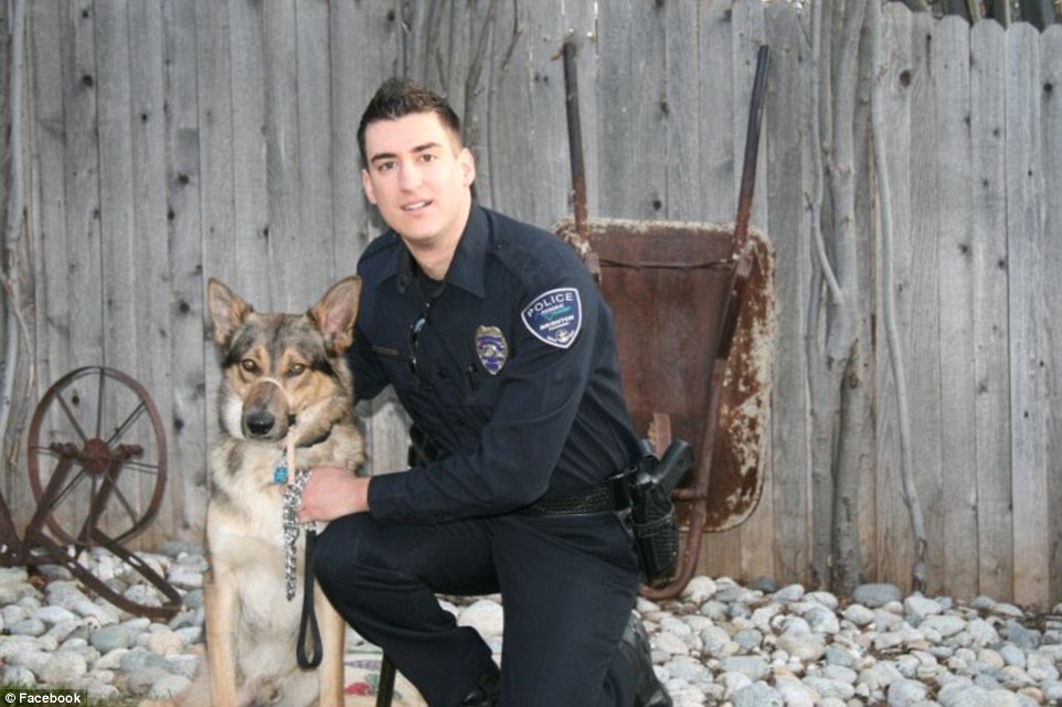 Policía distrae a pequeña niña después del accidente fatal de su padre