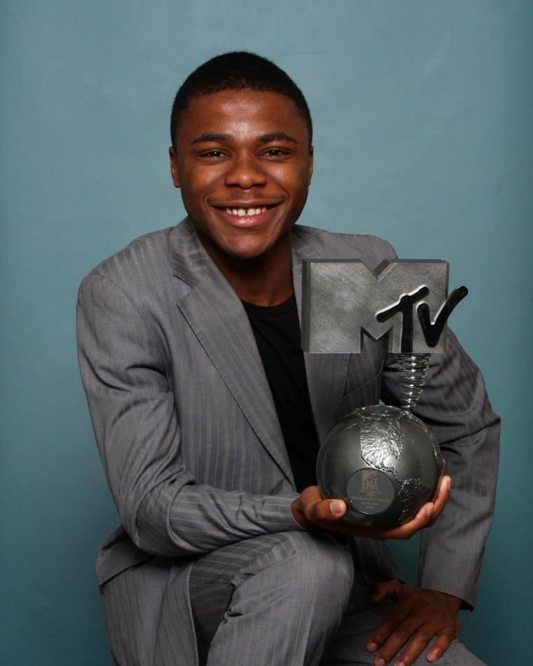 Kelvin Doe: la historia de un joven ingeniero que emergió desde los basureros