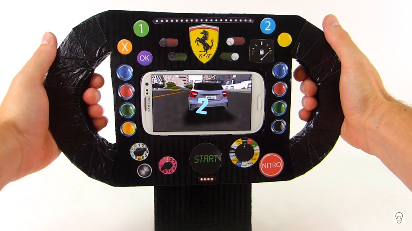 Cuando todas nuestras piezas estén secas, es momento de pintar. Usamos nuestro Spray de color negro para pintarlo por completo. Recuerda rociar en todas las direcciones para que todo quede cubierto. Una vez pintado y seco, podemos usar la cinta americana para envolver los agarres del volante, de esta forma será mucho más cómodo al tacto y podremos usarlo sin problemas. Para que sea más realista, podemos recortar algunos botones o logotipos. Así se verá mucho más estético a la vista.