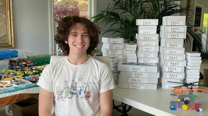 Adolescente recicla juguetes LEGO antiguos para crear nuevos diseños y regalarlo a niños desfavorecidos