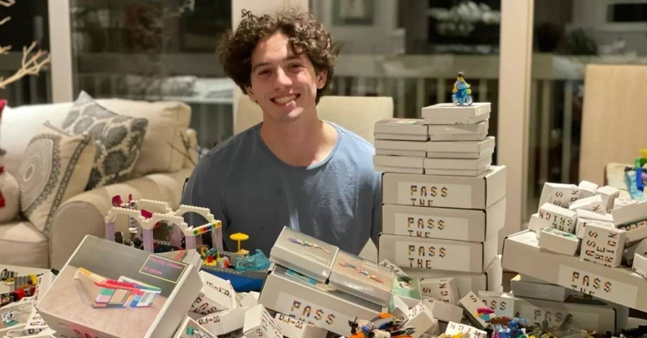 Adolescente recicla juguetes LEGO antiguos para crear nuevos diseños y regalarlo a niños desfavorecidos