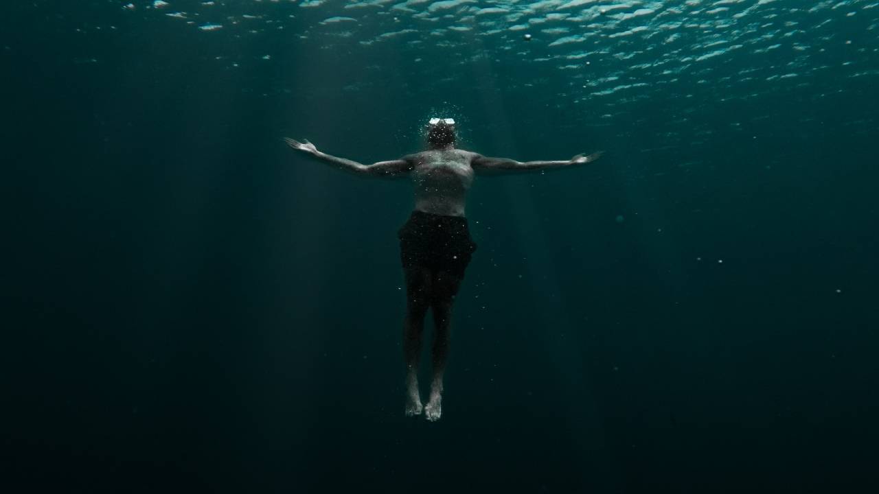 Una manera fácil de evitar ahogarte cuando no sabes nadar