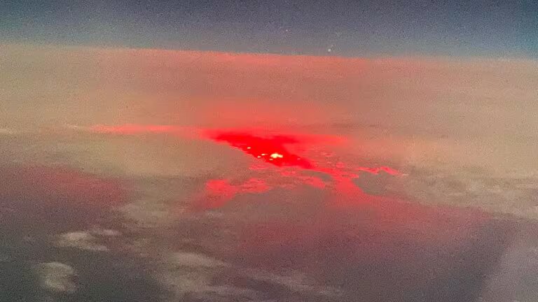 ¿Qué eran las misteriosas luces rojas captadas por un piloto en el Océano Atlántico?