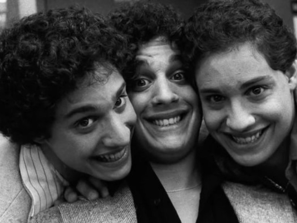 Trillizos separados al nacer por un cruel experimento, cuya verdad se revelará en el 2065