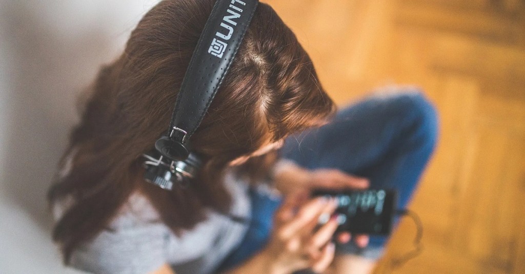 chica escuchando podcasts para aprender inglés