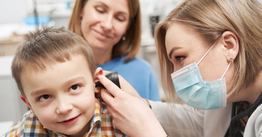 doctora atendiendo a niño