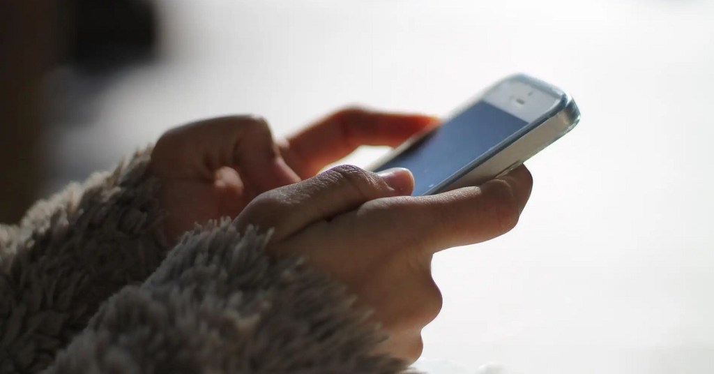 persona usando celular