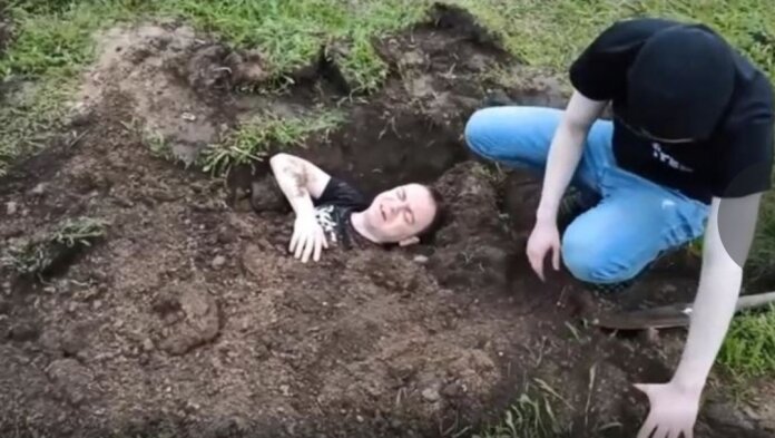 Youtuber deja a su novia en el frío y sin ropa para cumplir un reto; ella muere congelada