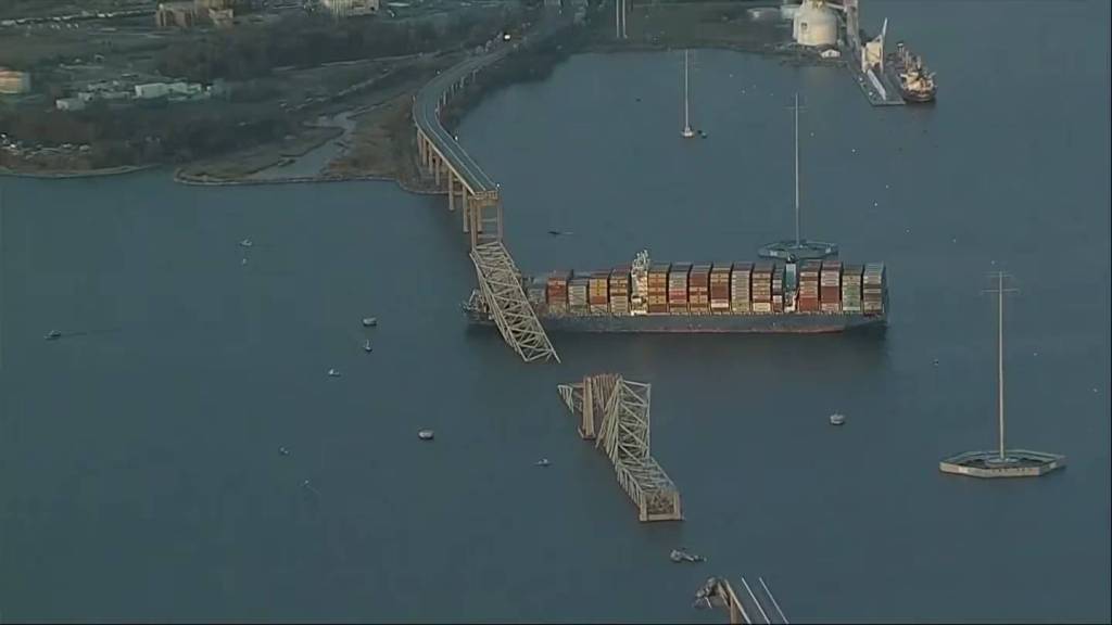 El mayor Puente de Baltimore se derrumba tras colisión de un buque: Imágenes impactantes