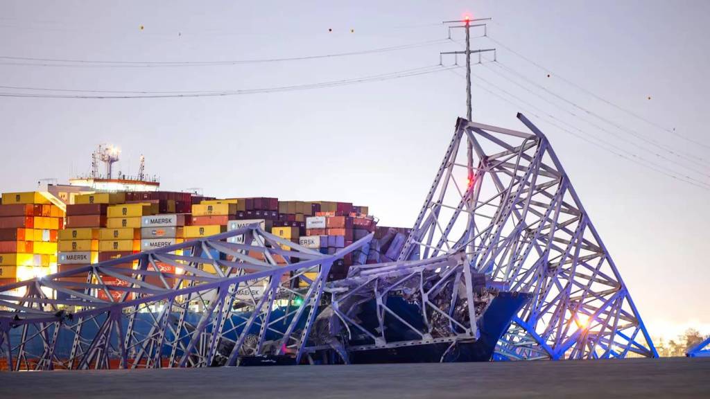 El mayor Puente de Baltimore se derrumba tras colisión de un buque: Imágenes impactantes