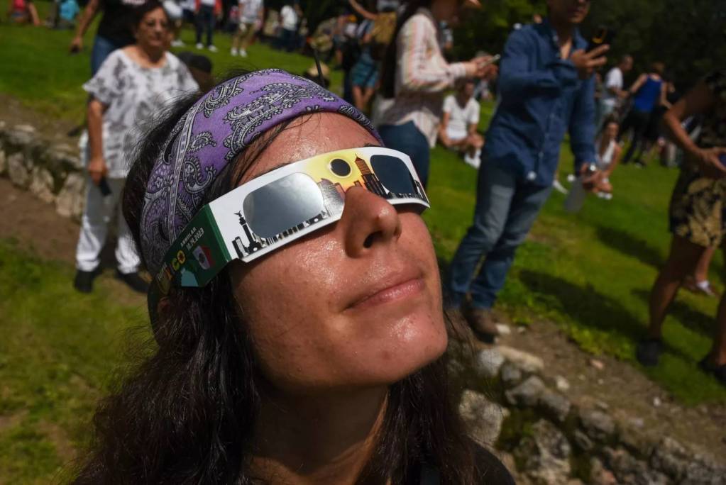 Retinopatía solar ¡Cuidado con el eclipse solar total que te puede dejar ciego!