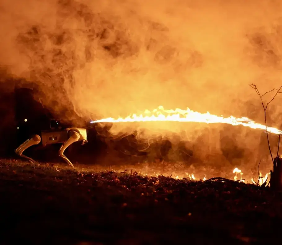 perro robot con lanzallamas