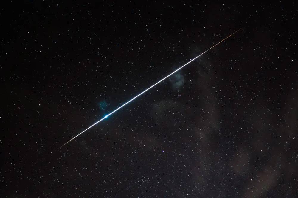 Meteorito ilumina el cielo nocturno de España y Portugal como una enorme bola de fuego azul