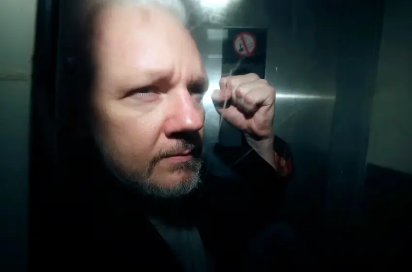 Qué hizo Julian Assange