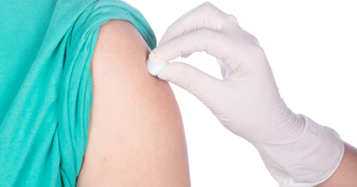 desinfectando para poner una inyeccion en el brazo