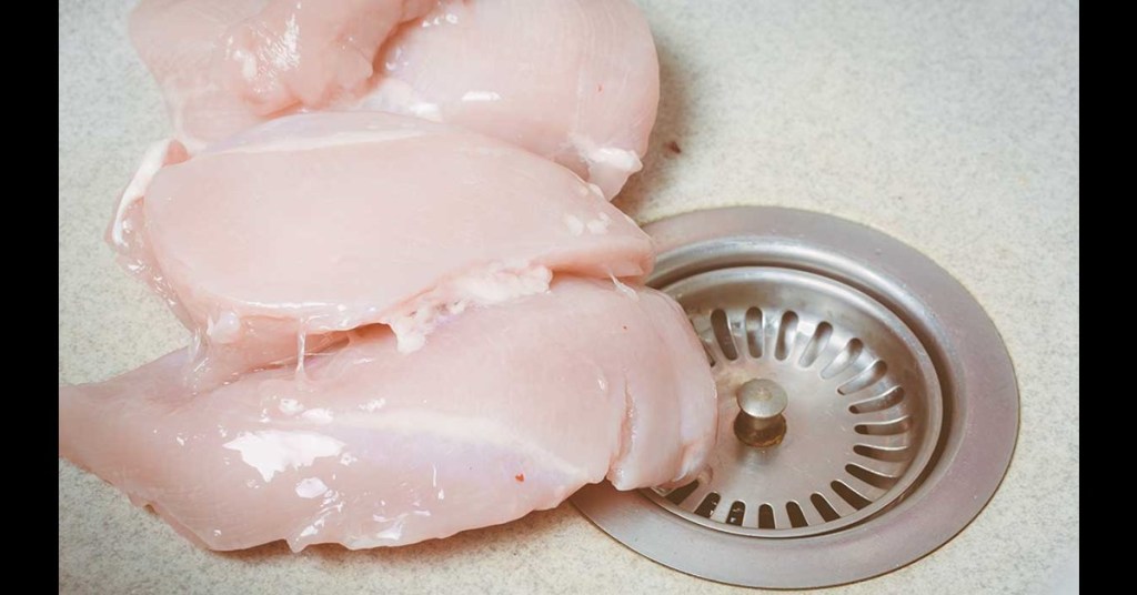 lavar el pollo antes de cocinarlo