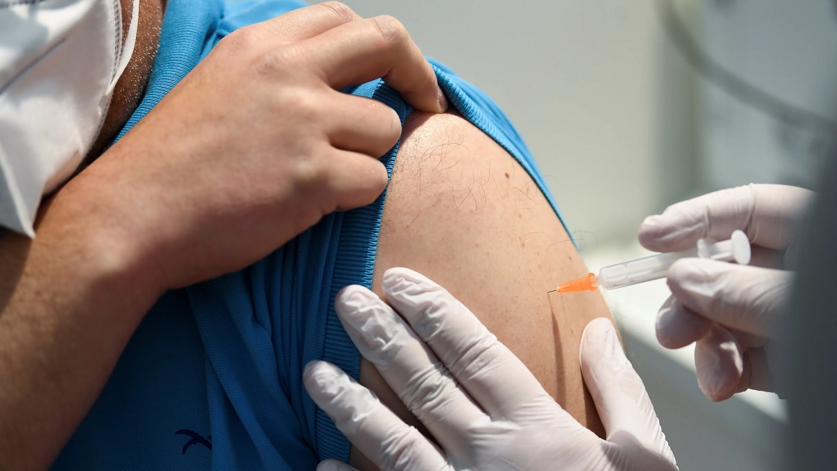 poner una inyeccion en el brazo