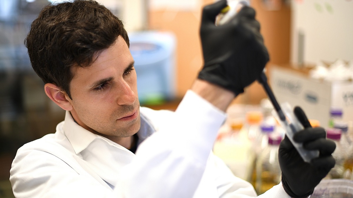 cesar de la fuente investigador de nuevos antibioticos