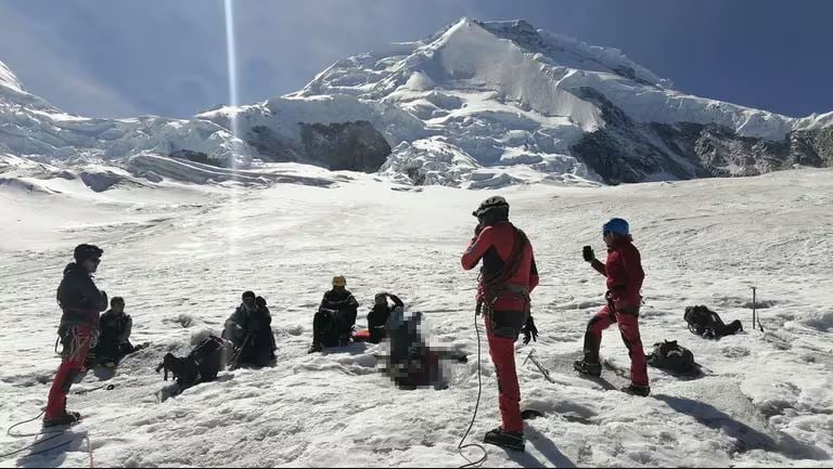 Encuentran el cuerpo congelado de un montañista en el pico más alto del Perú