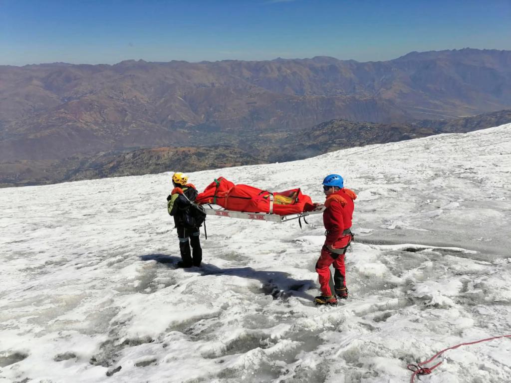 Encuentran el cuerpo congelado de un montañista en el pico más alto del Perú