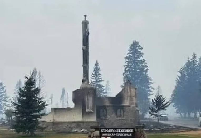 Monstruoso incendio forestal arrasa a la ciudad Jasper, en Canadá