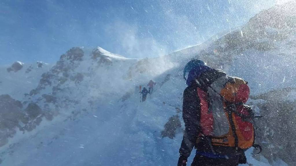 Encuentran el cuerpo congelado de un montañista en el pico más alto del Perú