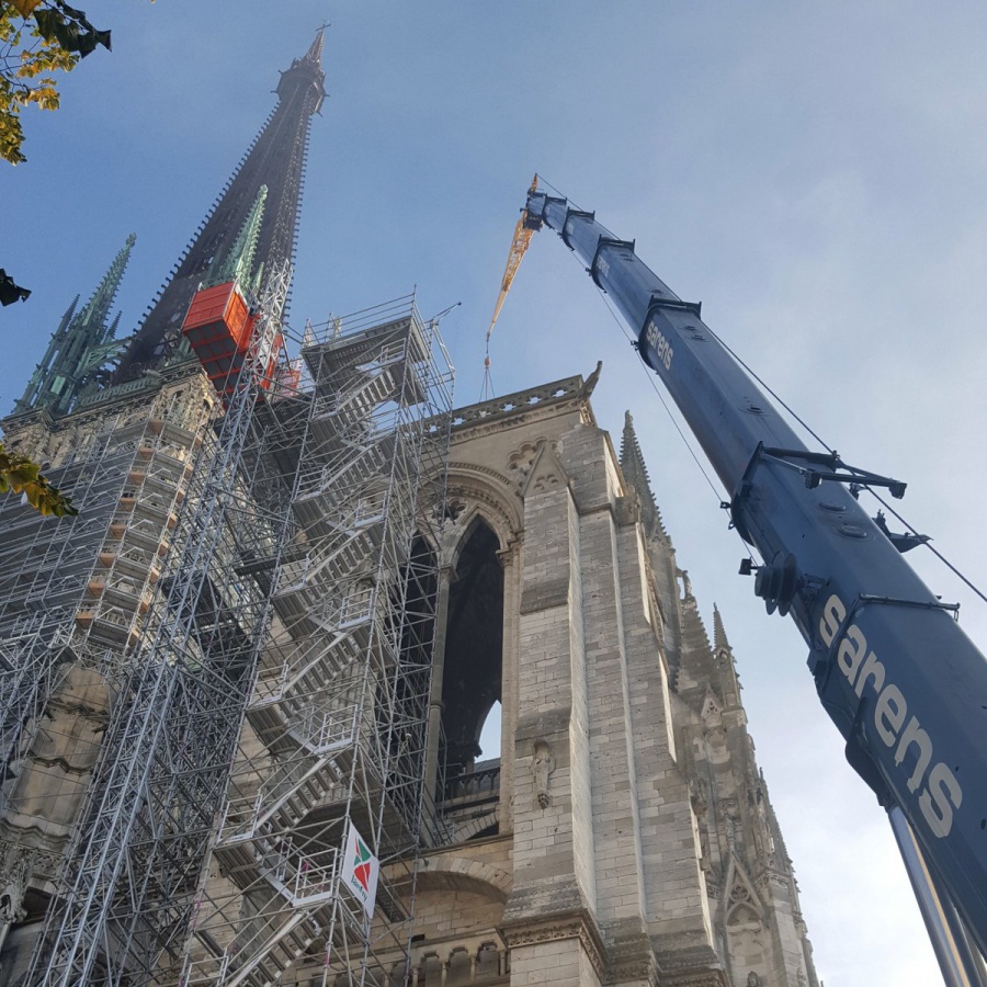 La emblemática Catedral de Rouen en Francia se incendia