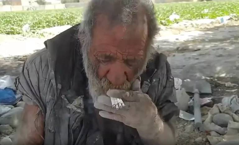 Amou Haji: el hombre que se negó a bañarse por más de 60 años 5 Amou Haji: el hombre que se negó a bañarse por más de 60 años