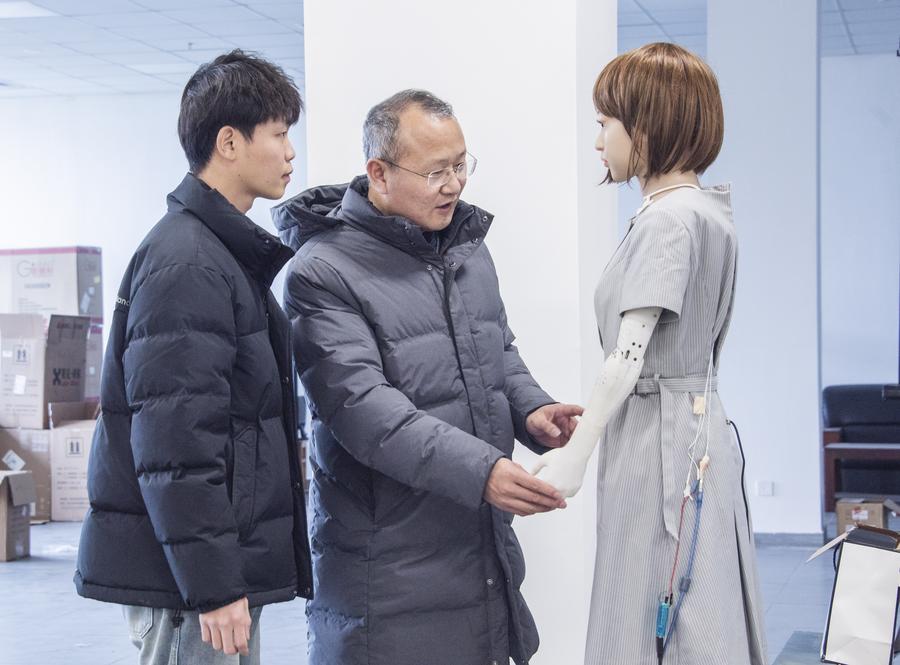 Científicos chinos desarrollan robots humanoides con expresión facial realista