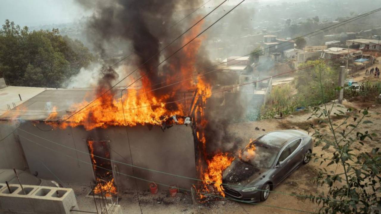 Tenía un Tesla pero no pagaba la luz: quemó su casa por instalar un diablito para cargar su auto… que también se quemó