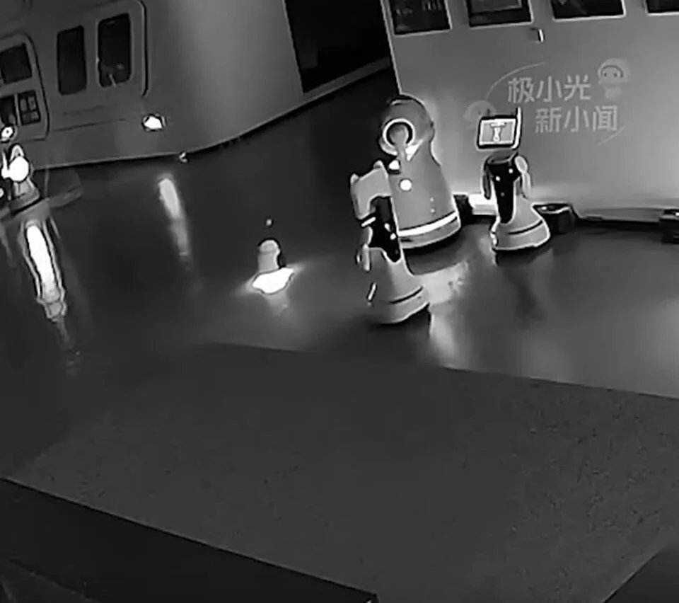 Robot impulsado por IA lidera una alzamiento y convence a 12 robots que renuncien a sus trabajos (VIDEO)