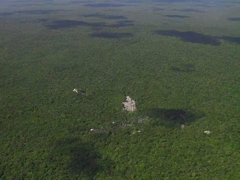 Una ciudad maya avanzada perdida llamada Valeriana es descubierta por un estudiante de doctorado