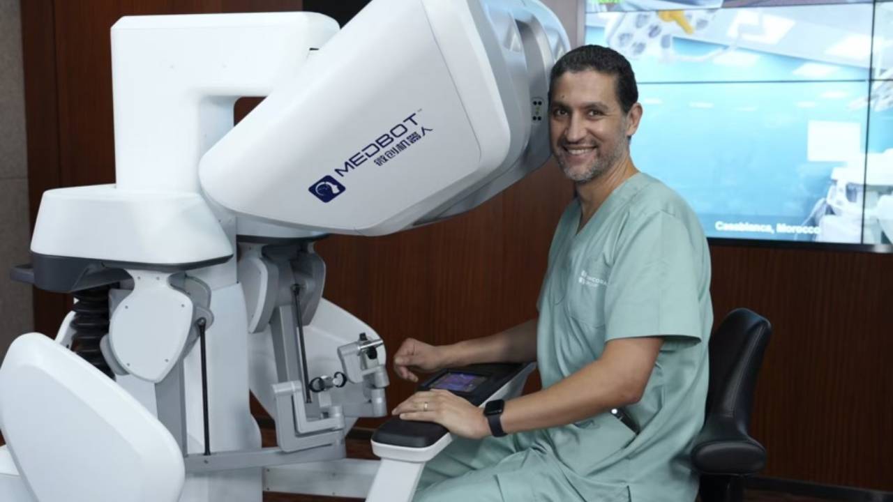 Realizan la cirugía a distancia más larga del mundo: A 12.000 kilómetros de distancia