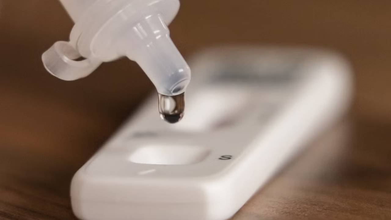 Un hombre dio positivo a COVID 6 semanas después de fallecer