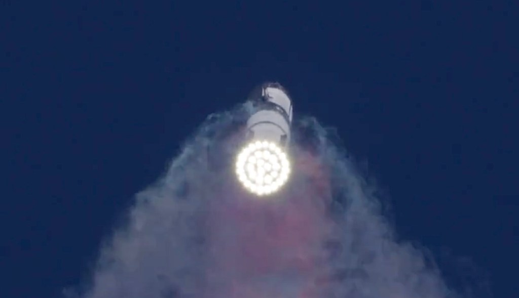 Este mapa compartido por FlightRadar24 muestra varios aviones comerciales en espera fuera del espacio aéreo cerrado cerca de la ruta de vuelo de Starship. 