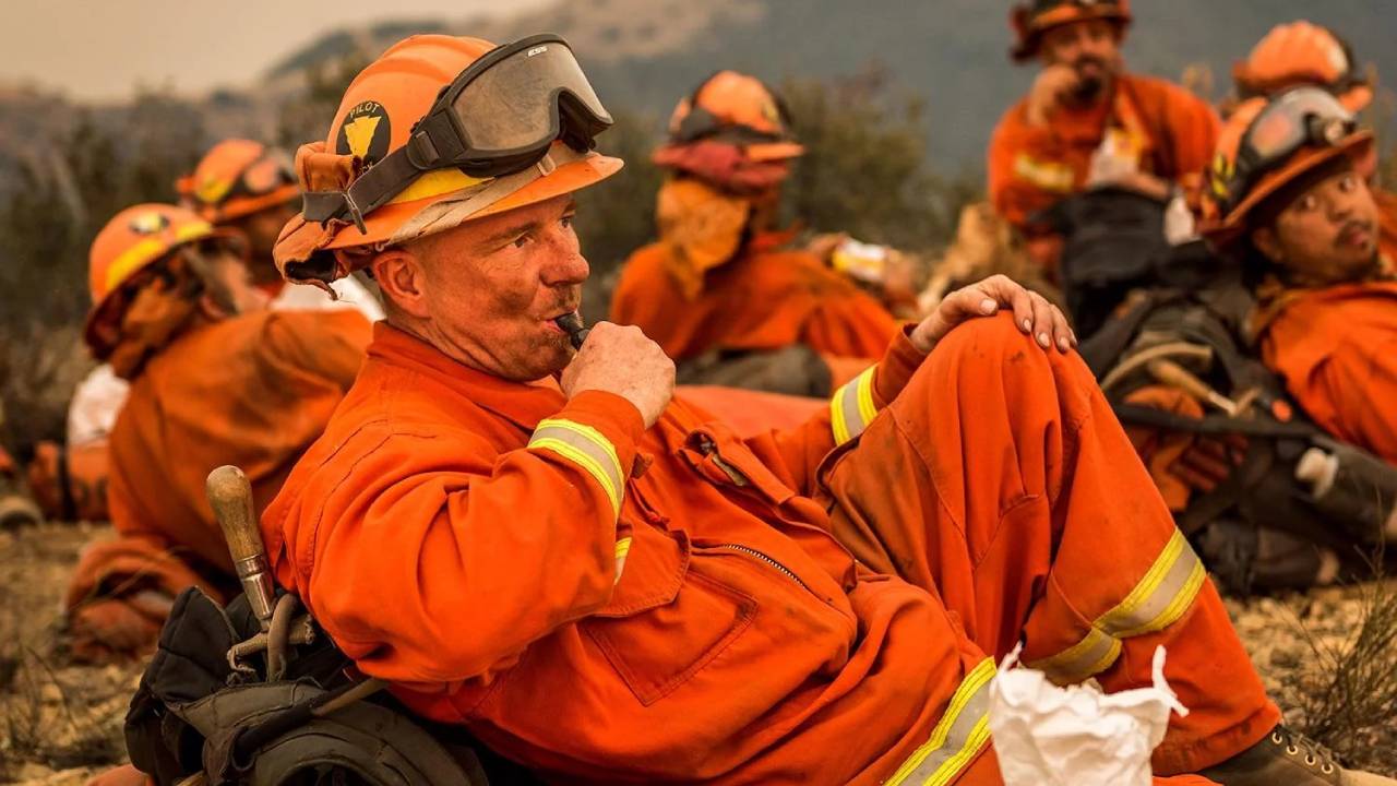 Desplegaron casi 800 bomberos encarcelados para combatir los incendios forestales de Los Ángeles