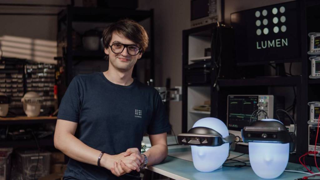 Gafas de inteligencia artificial permite a personas ciegas caminar sin bastón o perro guía