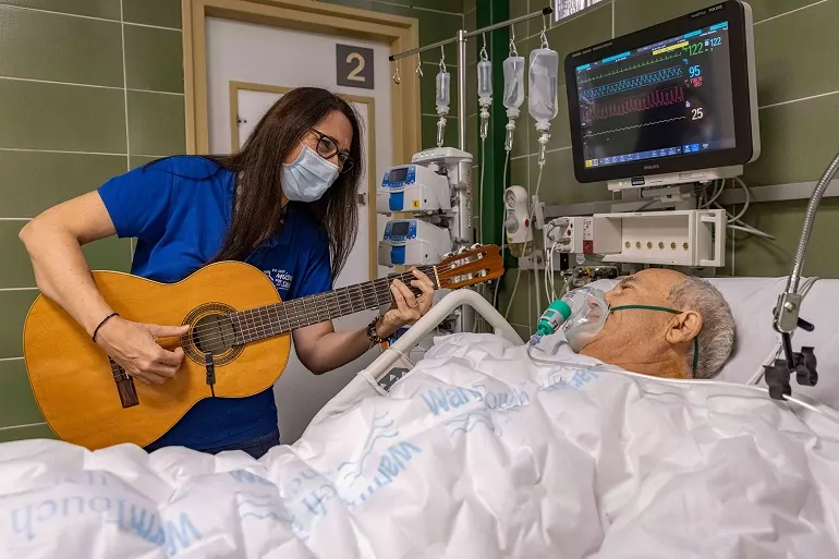 Escuchar música podría ayudarnos a recuperarnos más rápido después de una cirugía