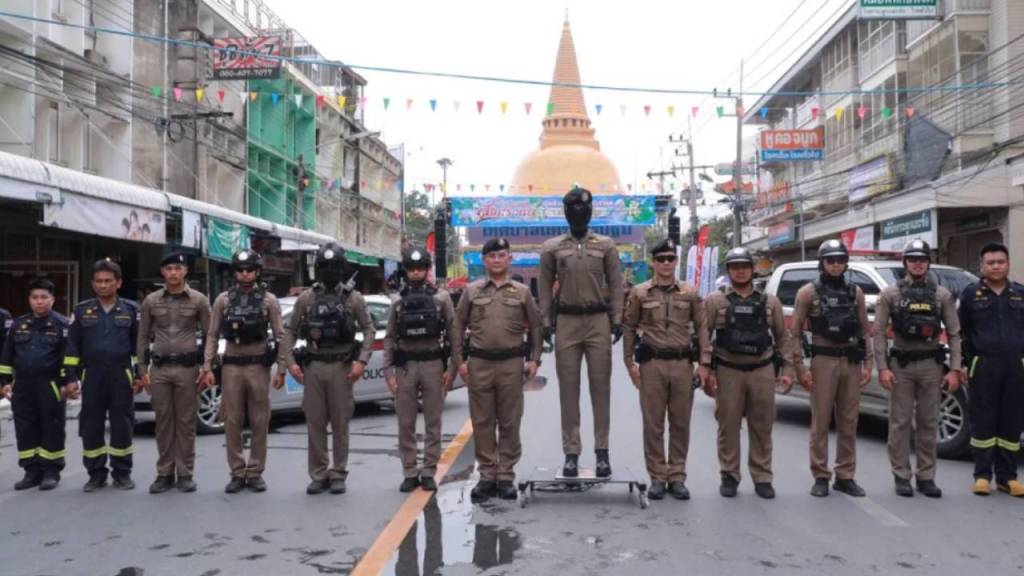 Tailandia despliega un robot policial humanoide: ¿innovación real o espectáculo distópico? 1 Tailandia despliega un robot policial humanoide: ¿innovación real o espectáculo distópico?