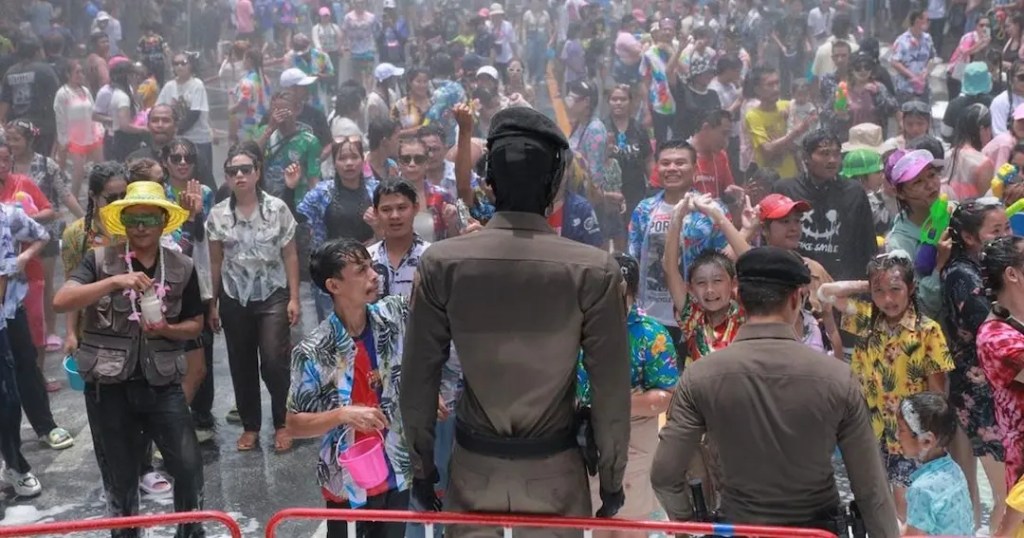 Tailandia despliega un robot policial humanoide: ¿innovación real o espectáculo distópico? 2 Tailandia despliega un robot policial humanoide: ¿innovación real o espectáculo distópico?