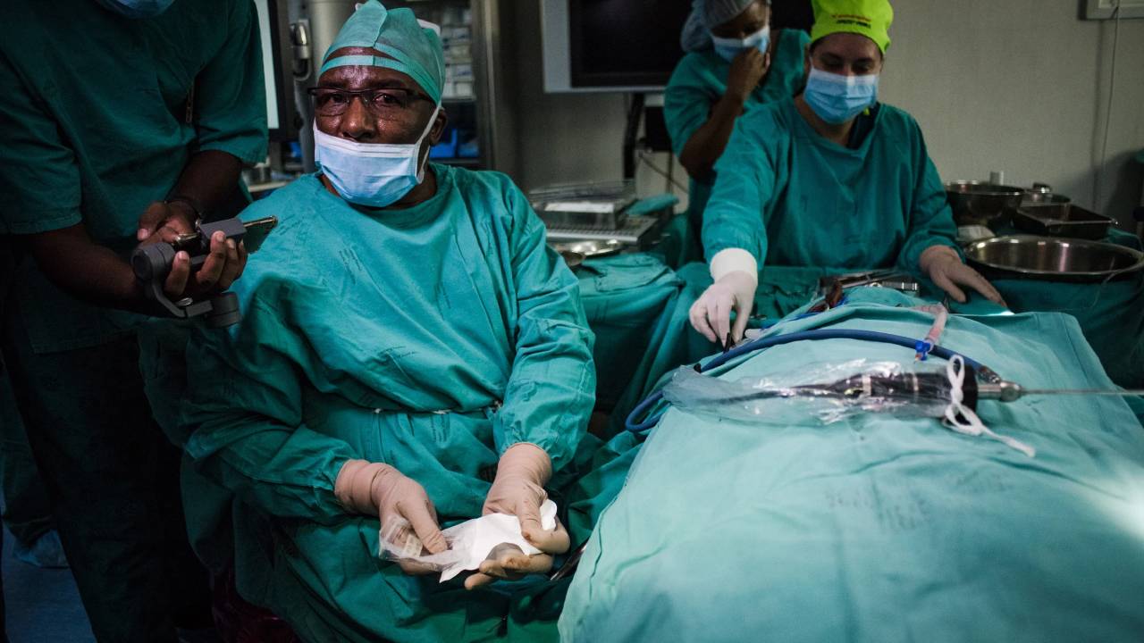 Científicos hacen el primer trasplante de oído medio del mundo utilizando huesos impresos en 3D