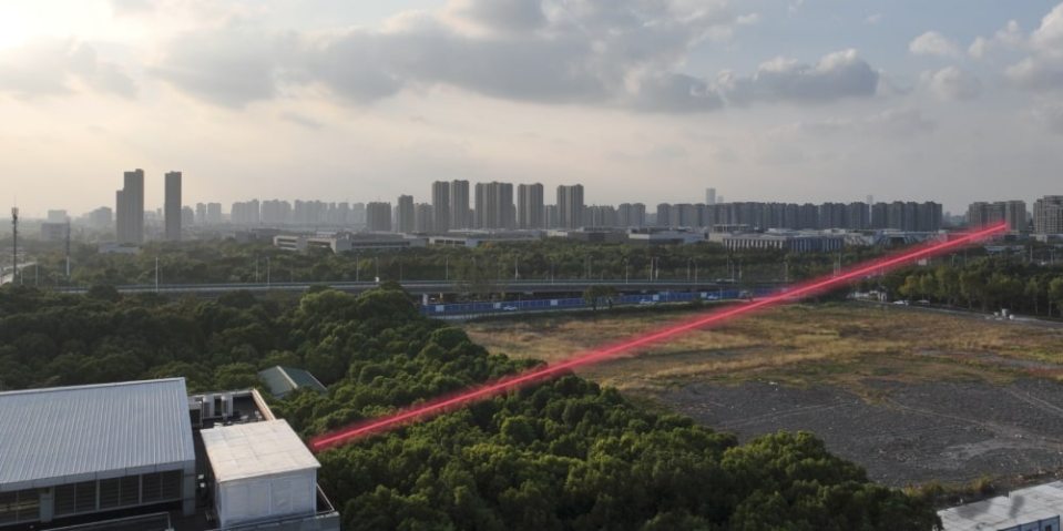 China presenta un potente láser que puede leer texto a más de un kilómetro de distancia
