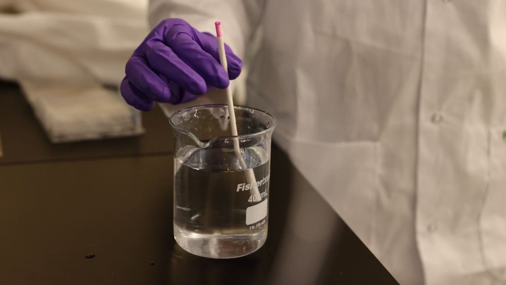 Spikeless: la varilla que detecta drogas en bebidas en 30 segundos y podría prevenir agresiones