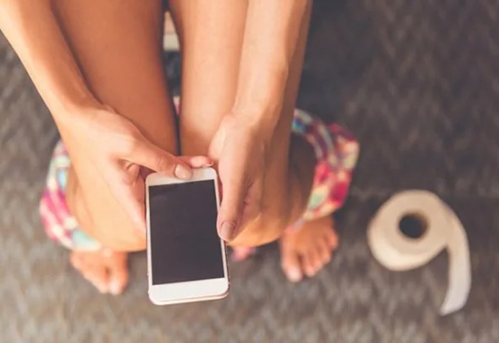 Por qué no deberías sentarte en el inodoro más de 10 minutos, según expertos médicos