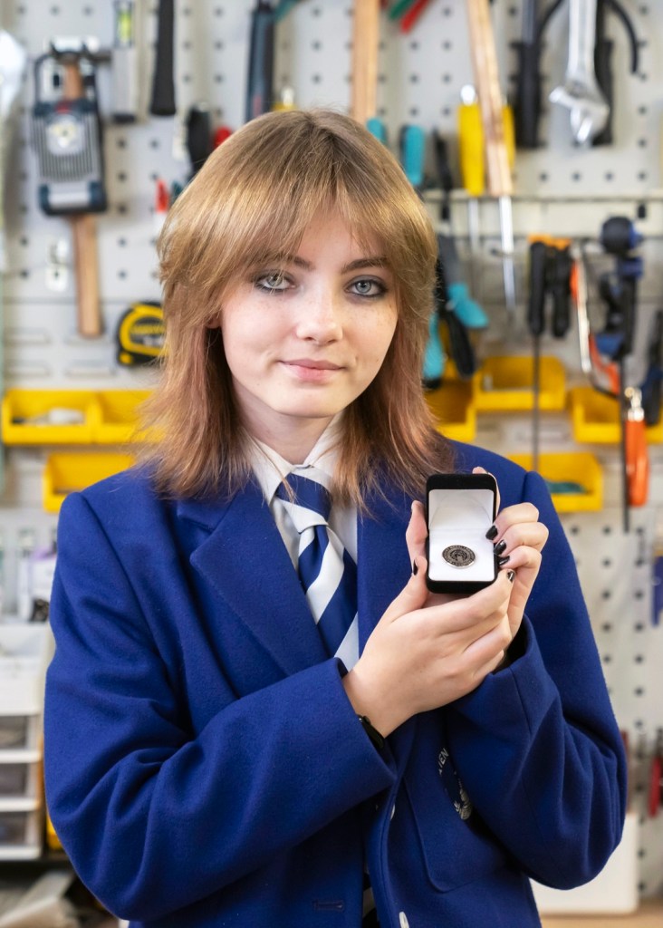 Rebecca Young: la joven estudiante escocesa que diseñó una manta solar para personas sin hogar