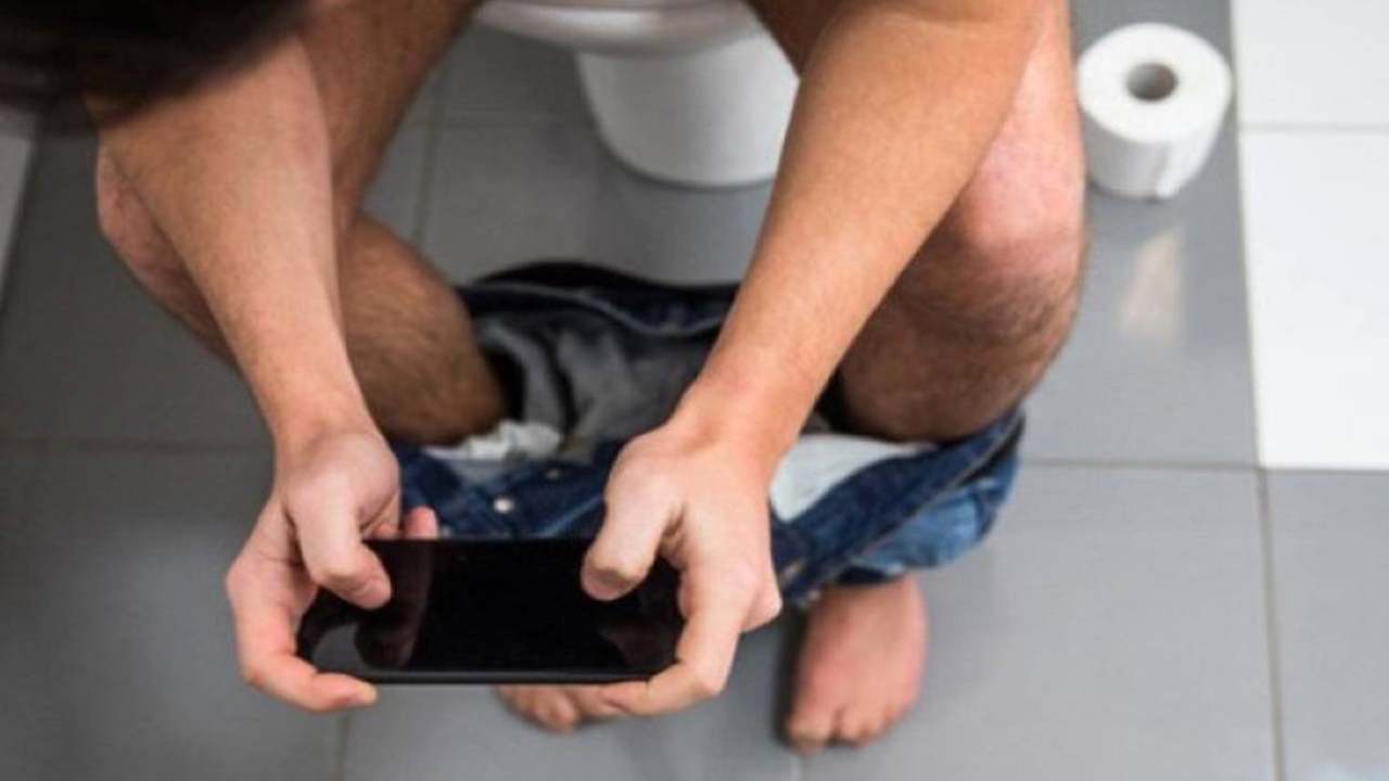 Por qué no deberías sentarte en el inodoro más de 10 minutos, según expertos médicos