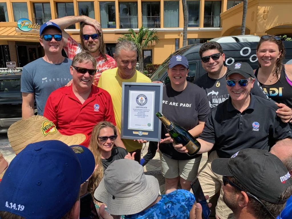 Buzos oceánicos baten récord Guinness por la mayor limpieza submarina 2 buzos - buzos